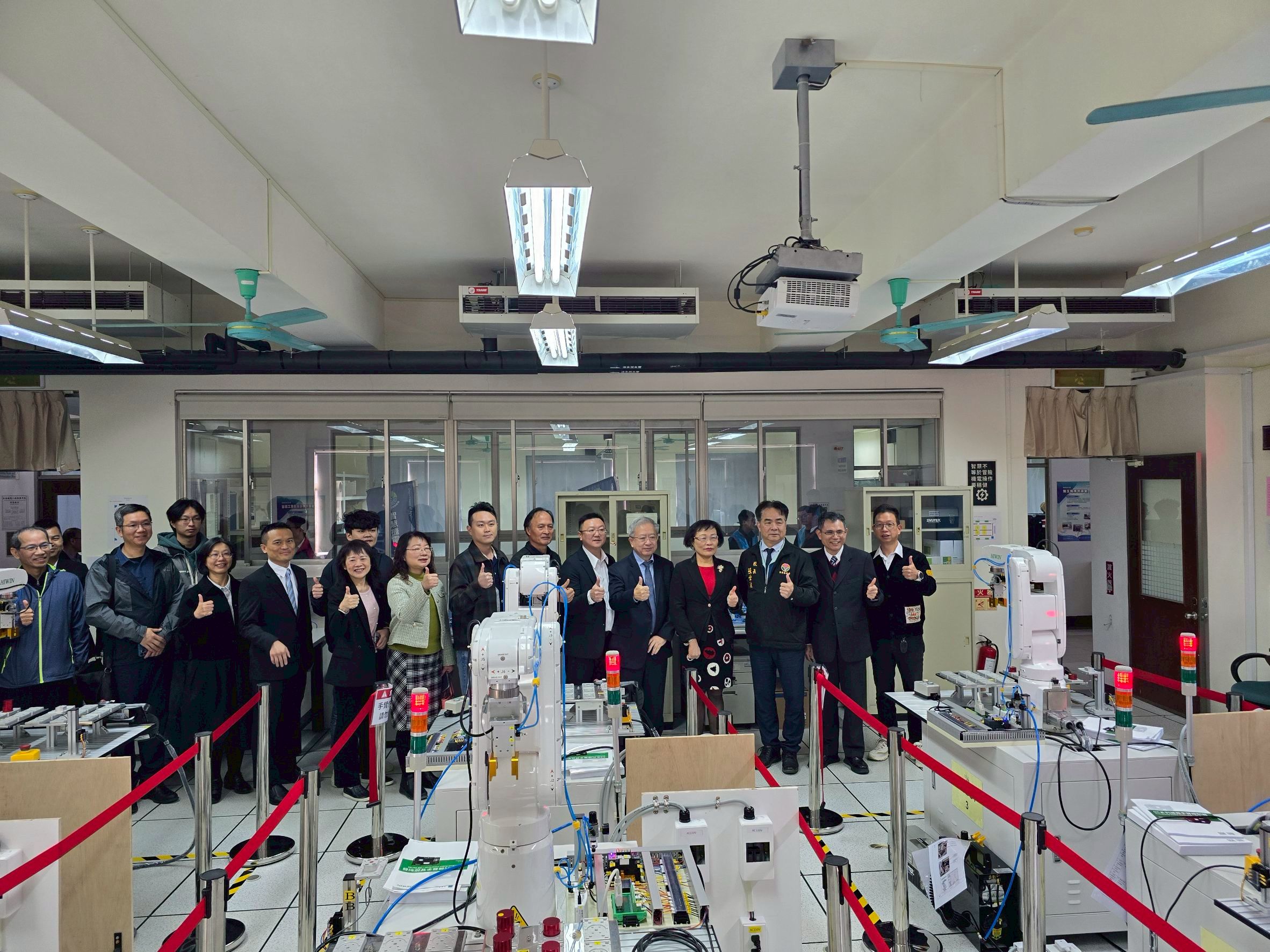 LINE_ALBUM_20260313「智慧工业机器人技能培育中心」揭牌仪式暨桃竹苗金区域联盟会议_260402_38